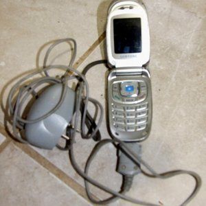 SAMSUNG Flip  CELL PHONE  Collectable Hardy used VTG